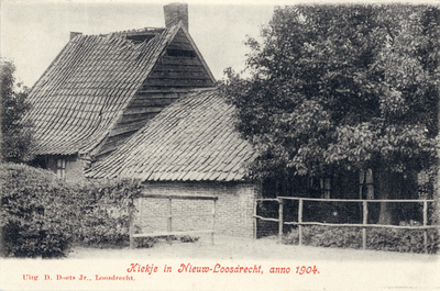 13497 Gezicht op een vervallen boerderijtje te Nieuw-Loosdrecht (gemeente Loosdrecht).  N.B. De gemeente Loosdrecht is ...